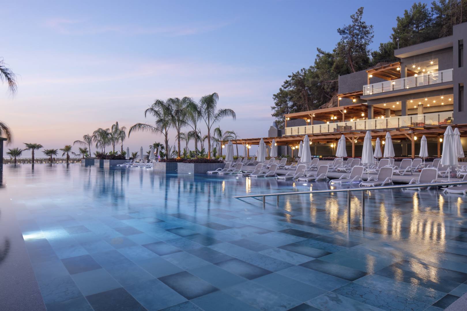 Gesamtansicht von Pool und Resortgebäuden des Mylome Luxury Hotel & Resort